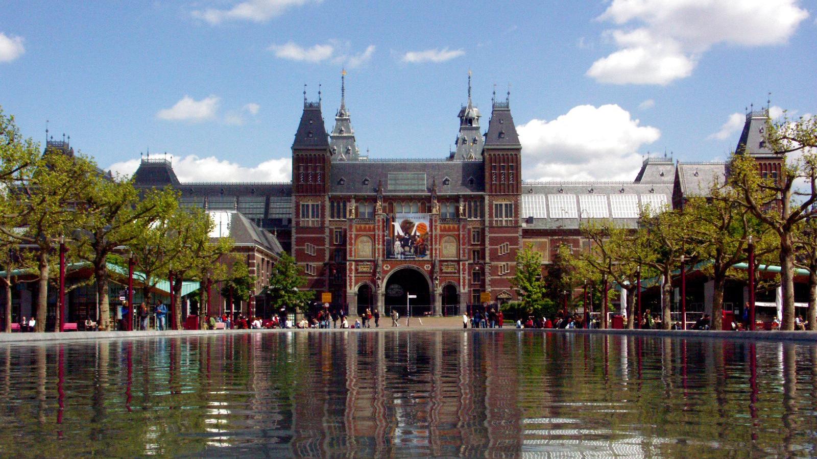 The hotel is surrounded by many tourist attractions such as Van Gogh Museum, Rijks Museum, and a flower market